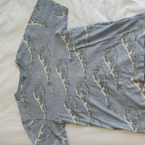 Uniqlo waves tee shirt